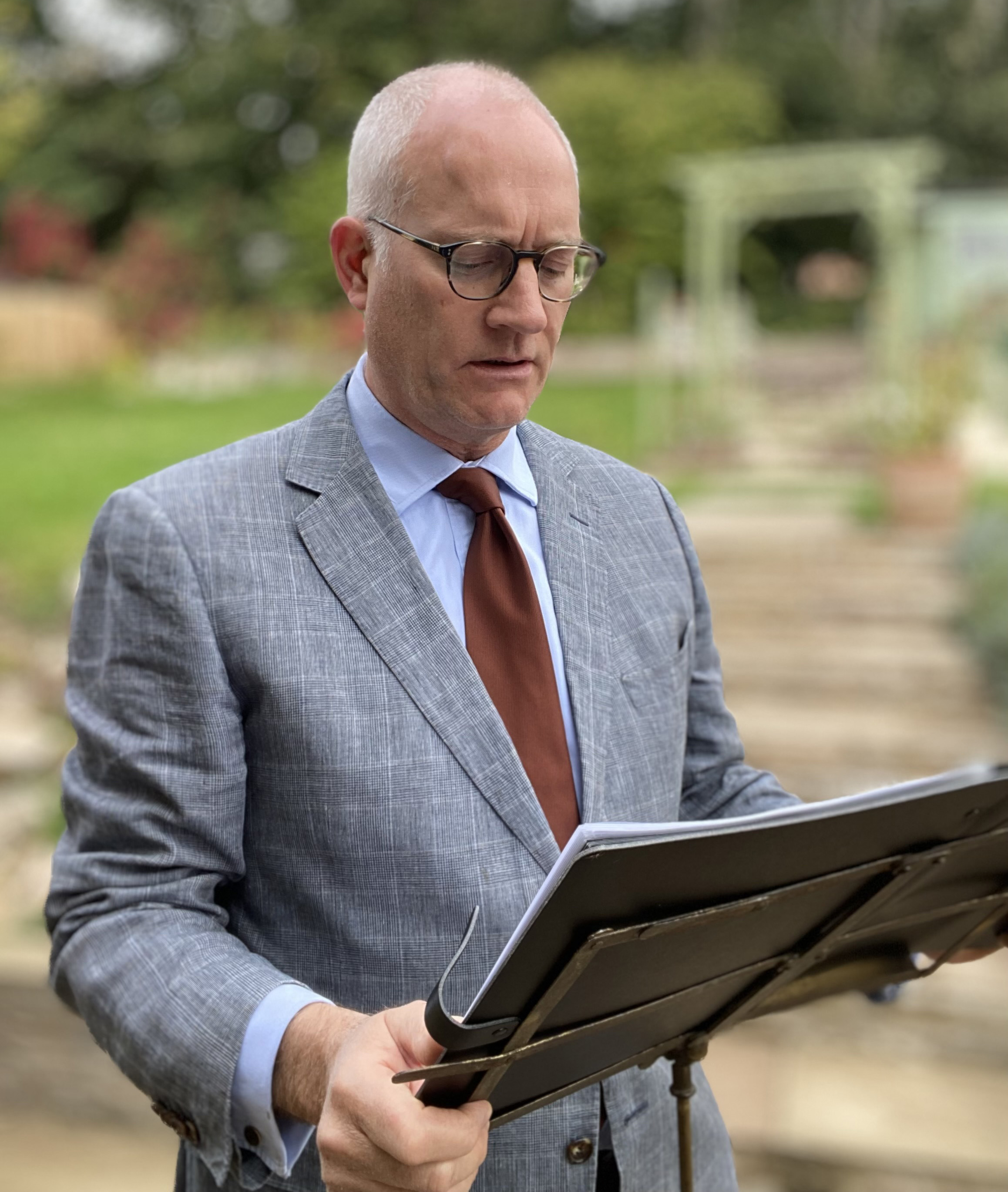 Picture of Piers Clemett delivering a funeral service in the open air